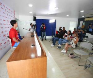 Futbolista de Chivas lanza 'barreno' a sala de prensa