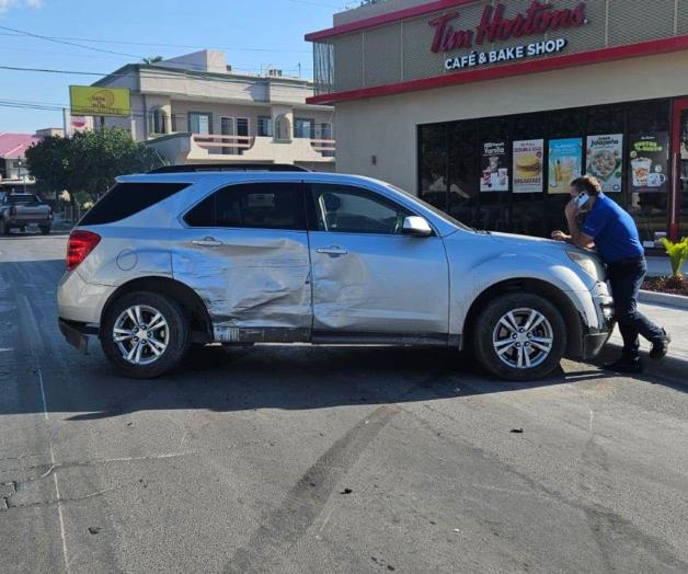 Aparatoso choque entre camionetas en colonia Las Fuentes de Reynosa