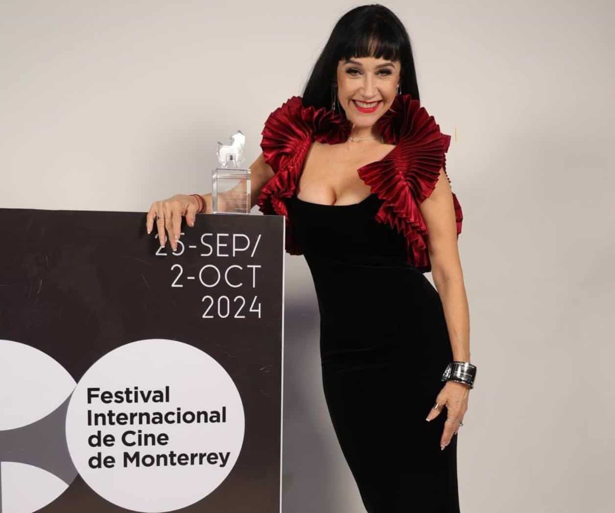 Actriz y cantante: Emotivo homenaje Actriz y cantante: Emotivo homenaje