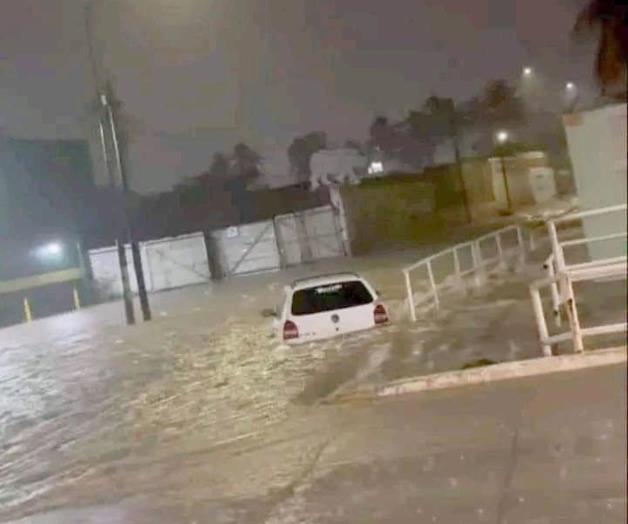 Rescatan a cuatro personas varadas en carro tras lluvias en Tampico Rescatan a cuatro personas varadas en carro tras lluvias en Tampico