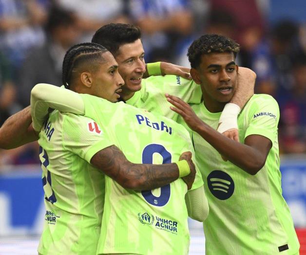 Con ´triplete´ de Lewandowski, Barcelona aniquila 3-0 a Alavés