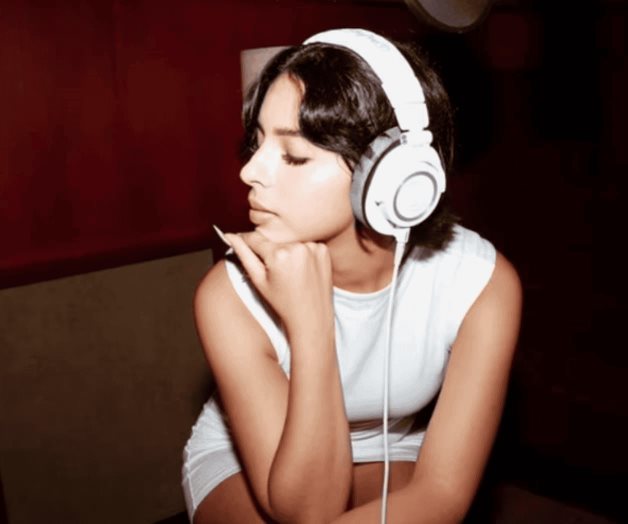 Ángela Aguilar cumple 21 años y Christian Nodal la celebra con rosas