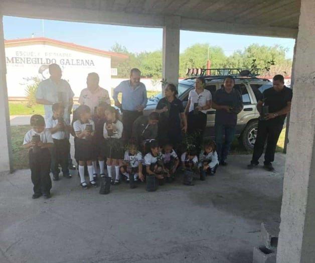 Donan árboles a una primaria Donan árboles a una primaria