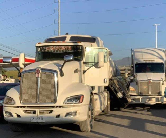 Dos tr&aacute;ileres le hacen sandwich a auto en Escobedo