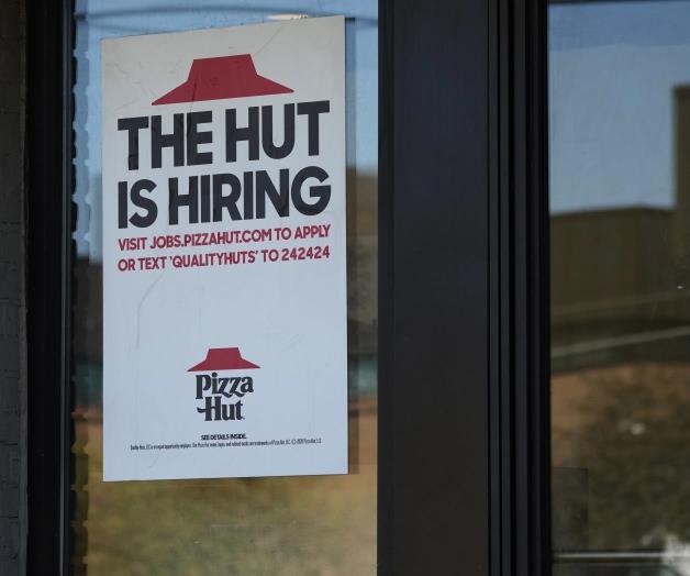 Solicitudes de ayuda por desempleo en EU se disparan al máximo nivel en un año