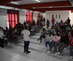 Platican psicólogos con los estudiantes