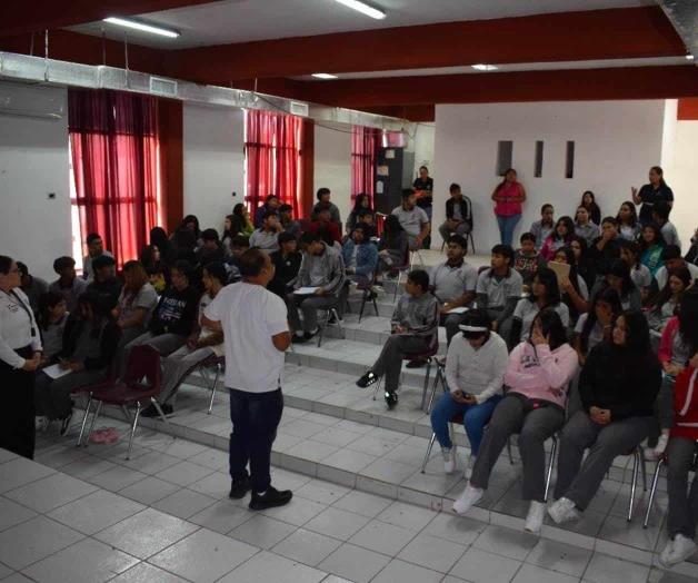 Platican psicólogos con los estudiantes Platican psicólogos con los estudiantes