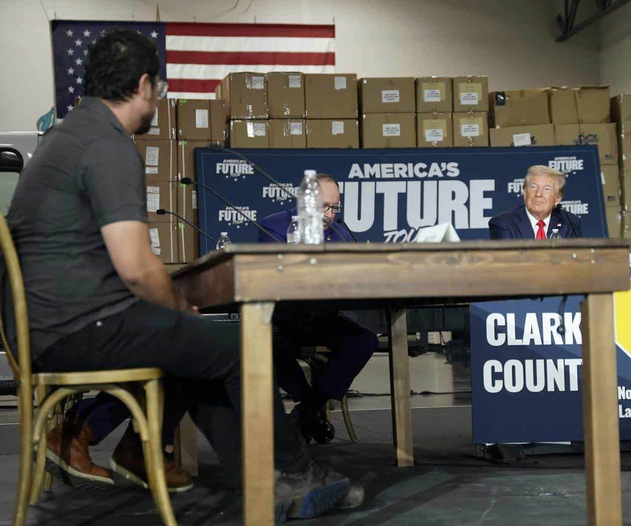 En acto de campaña: Trump escucha a inmigrante