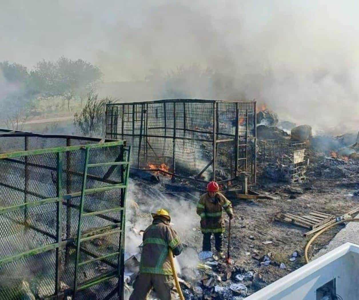 Sofocan bomberos fuego en recicladora