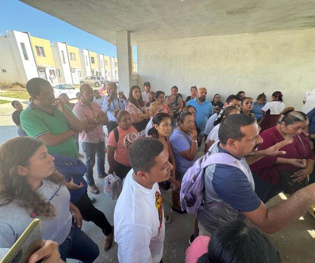 Padres de familia toman secundaria