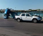 En la zona del aeropuerto en Tampico: Cae automóvil de  puente a desnivel