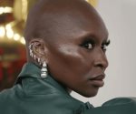 Critica Cynthia Erivo póster de Wicked que borra su rostro