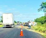 Vuelca tráiler cargado con 30 toneladas de papayas en San Fernando