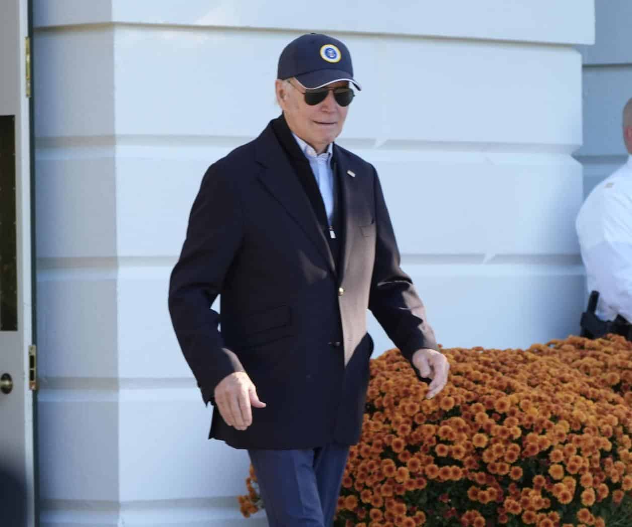 Gobierno de Biden cancela préstamos de estudios de más de 1 millón de trabajadores públicos