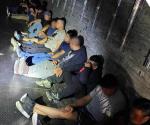 Evitan tráfico humano: Encuentran a migrantes encerrados en remolque