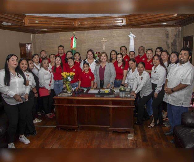 Visitan niños a la alcaldesa de Camargo