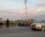 Arde camioneta por corto-circuito en la salida a San Fernando