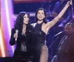 Cher y Dua Lipa en ceremonia del Salón de la Fama del Rock & Roll