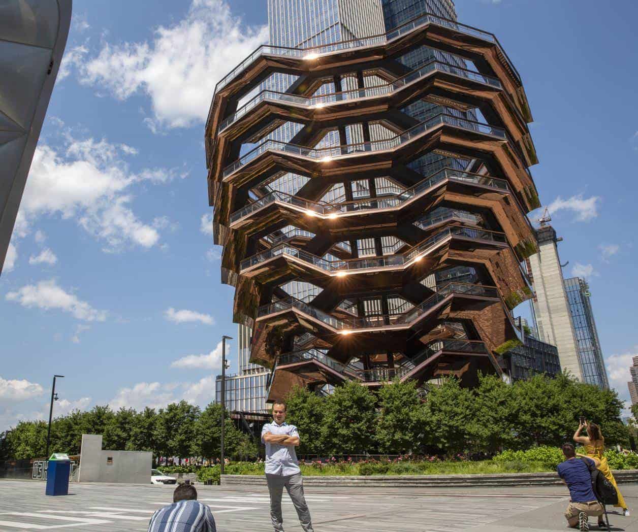Tendrá mallas de acero: Reabren escultura después de una serie de suicidios