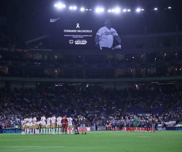 Rayados y Pumas rinden homenaje  al Toro Valenzuela