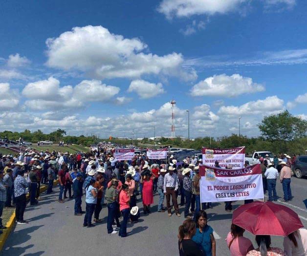 Campesinos respaldan reforma judicial con masiva protesta frente al Congreso