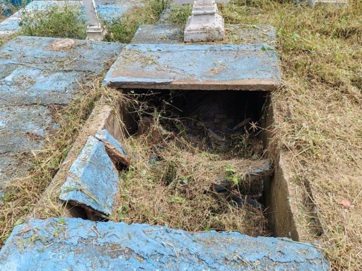 en el olvido las tumbas