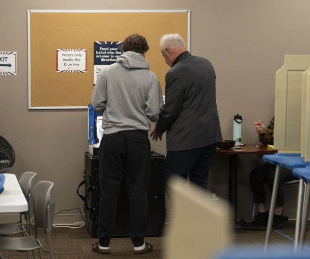 Tim Walz y su familia ejercen su voto anticipado en Minnesota Tim Walz y su familia ejercen su voto anticipado en Minnesota