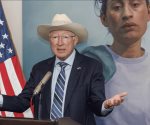 Ken Salazar reconoce a Fernando Valenzuela