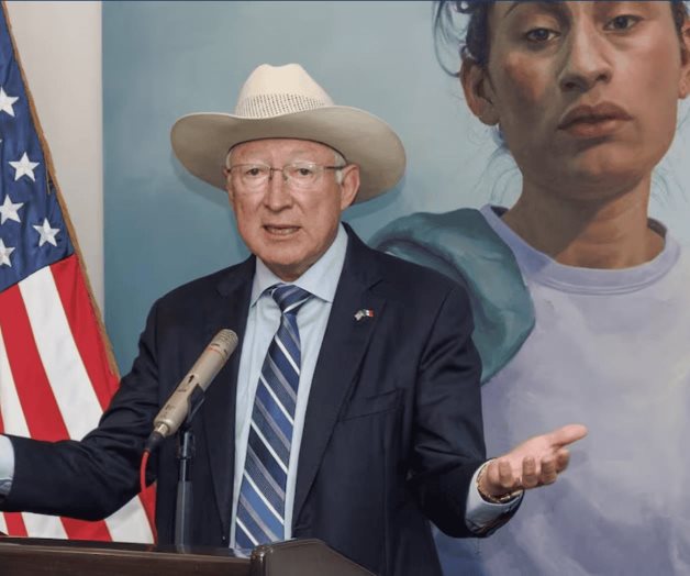Ken Salazar reconoce a Fernando Valenzuela