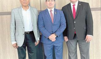 Ing. Olegario Muñiz Cura, responsable de la oficina estatal de la DGTIs Tamaulipas, acompañado del doctor Donaciano Martínez Hernández, presidente del IMCP Reynosa y maestro Héctor Amaya Estrella, presidente nacional del IMCP.