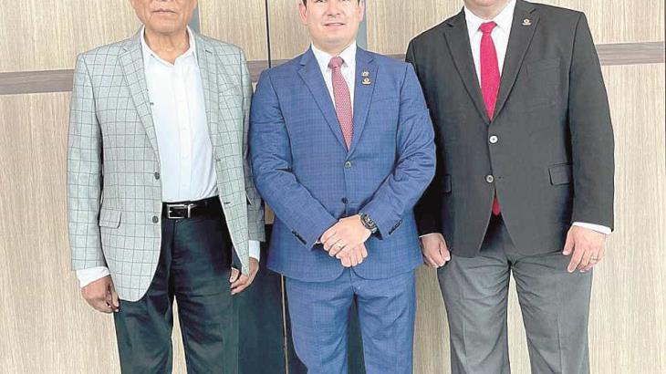 Ing. Olegario Muñiz Cura, responsable de la oficina estatal de la DGTIs Tamaulipas, acompañado del doctor Donaciano Martínez Hernández, presidente del IMCP Reynosa y maestro Héctor Amaya Estrella, presidente nacional del IMCP.