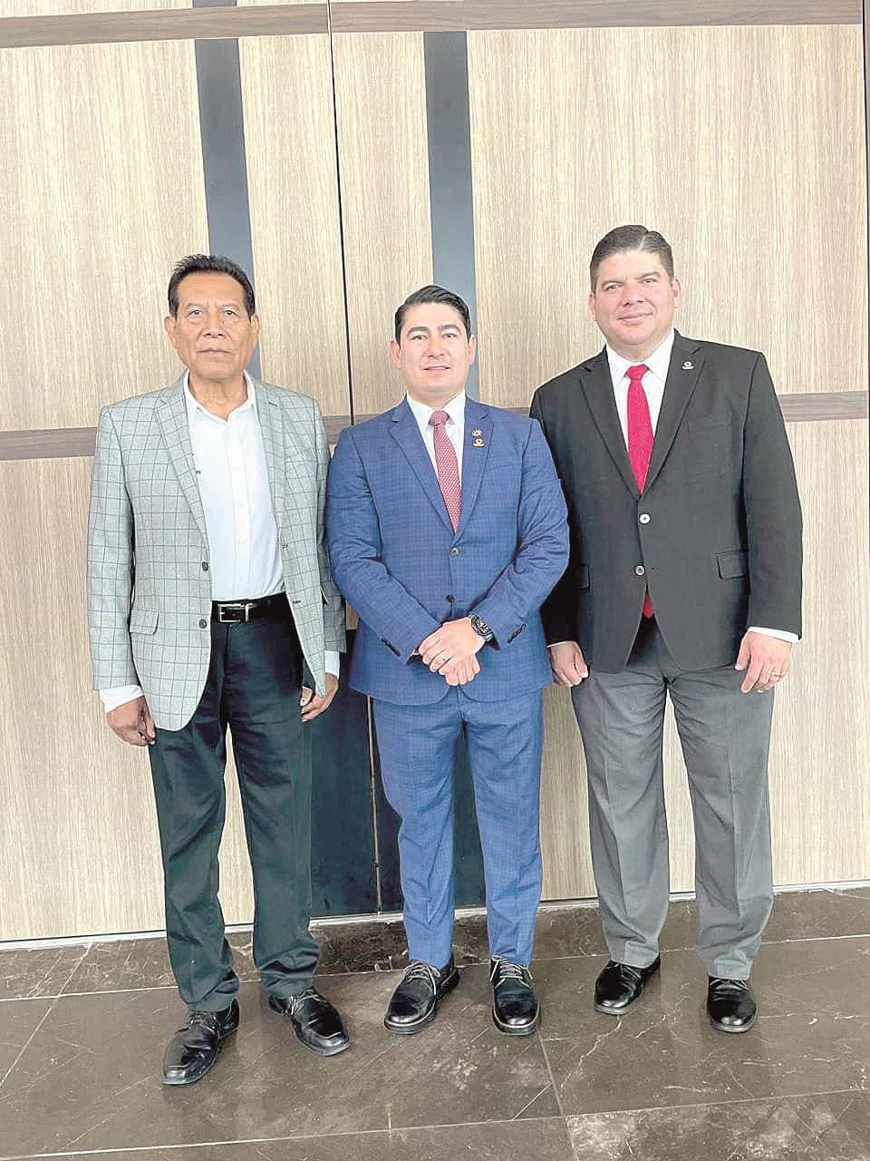 Ing. Olegario Muñiz Cura, responsable de la oficina estatal de la DGTIs Tamaulipas, acompañado del doctor Donaciano Martínez Hernández, presidente del IMCP Reynosa y maestro Héctor Amaya Estrella, presidente nacional del IMCP.