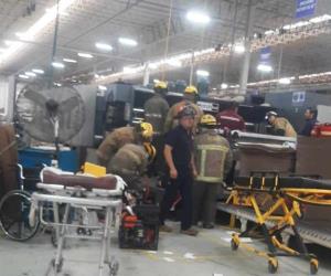 Prensa máquina brazos de empleado en maquiladora de Reynosa Prensa máquina brazos de empleado en maquiladora de Reynosa