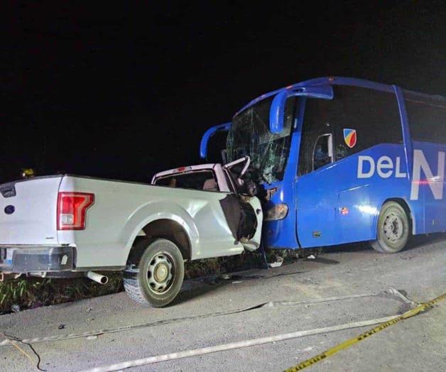 Encontronazo entre autobús y camioneta en el Viaducto deja una persona con lesiones graves Encontronazo entre autobús y camioneta en el Viaducto deja una persona con lesiones graves