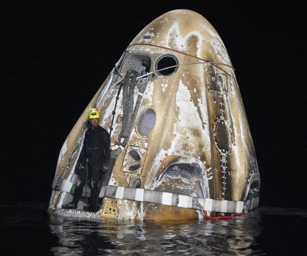 Hospitalizan a astronauta luego de llegar a la Tierra