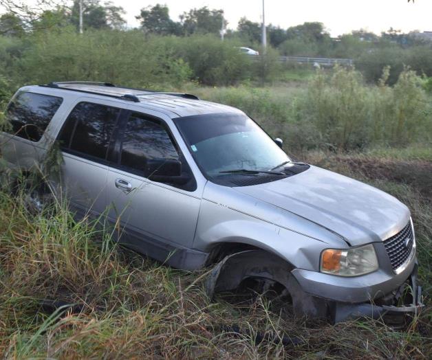 Pierde control de camioneta y termina en canal de desagüe en Reynosa