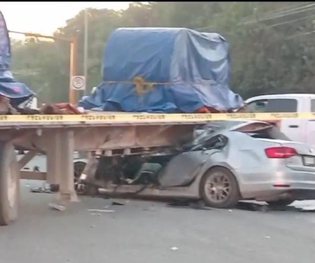 Accidente en Pesquería: Un muerto y un herido tras choque con plataforma