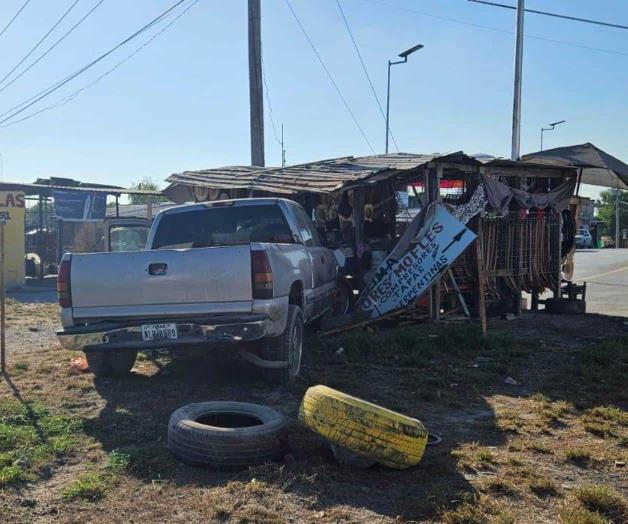 Arrasa conductor ebrio con puesto de sombreros en Reynosa Arrasa conductor ebrio con puesto de sombreros en Reynosa