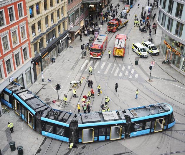 Tranvía se descarrila y choca contra una tienda en Oslo; hay 4 heridos Tranvía se descarrila y choca contra una tienda en Oslo; hay 4 heridos
