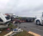 Volcadura de tractocamión en carretera Victoria-Monterrey afecta circulación