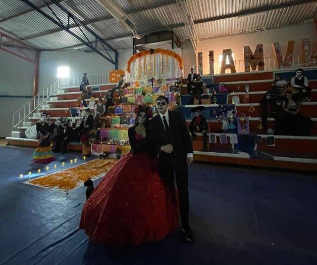 Participan estudiantes en el armado de altar