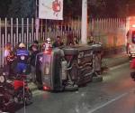 Mujer pierde la vida tras volcar su camioneta en Monterrey