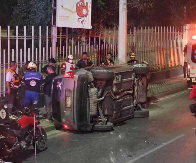 Mujer pierde la vida tras volcar su camioneta en Monterrey