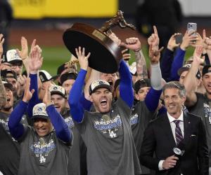 ¡Con la mirada al cielo! gana Dodgers Serie Mundial