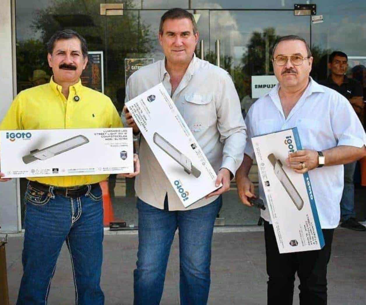 Para el alumbrado público: Donan empresarios lámparas a municipio Para el alumbrado público: Donan empresarios lámparas a municipio