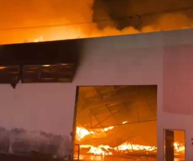 Incendio de bodegas de tarimas en Salinas Victoria