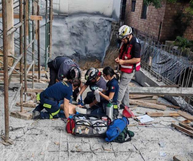 Albañil sobrevive a caída en obra en San Pedro