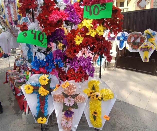 Descartan las naturales: Bajan precios y venden, ahora, flores artificiales Descartan las naturales: Bajan precios y venden, ahora, flores artificiales