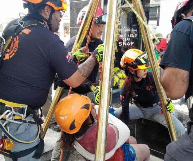 Caen dos mujeres a tumba