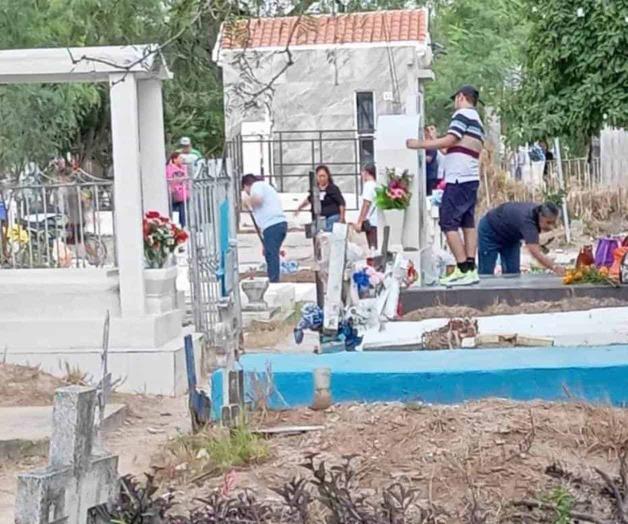 Celebran día de todos los santos: ´Dan vida´ a sus difuntos Celebran día de todos los santos: ´Dan vida´ a sus difuntos